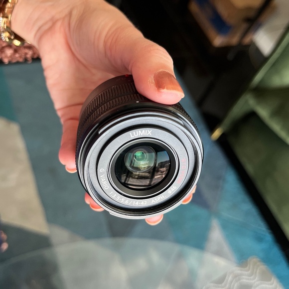 Lumix G 25mm f/1.7 lens (with hood and ring) - Picture 5 of 5